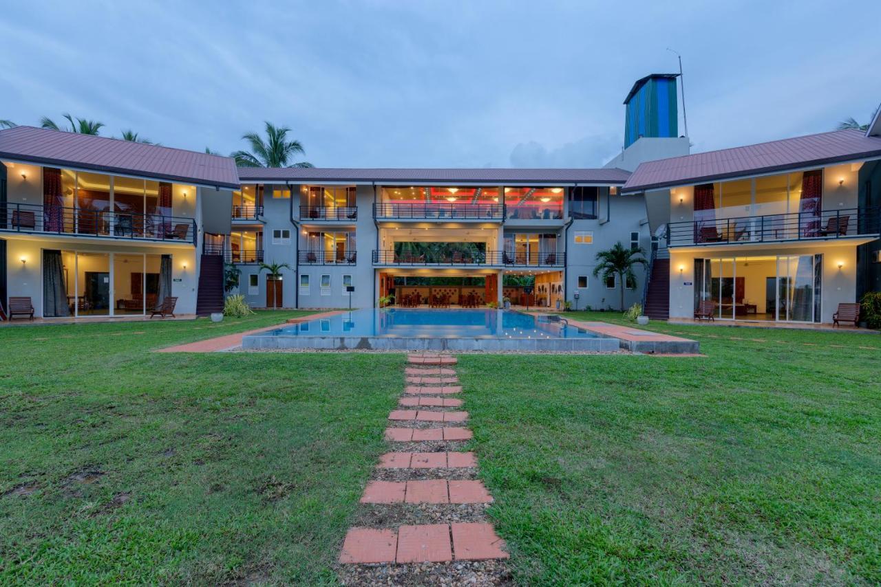 Tara Watergate Hotel Tissamaharama Exterior photo